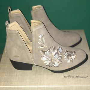 JBU cream/tan embroidered ankle boots/booties